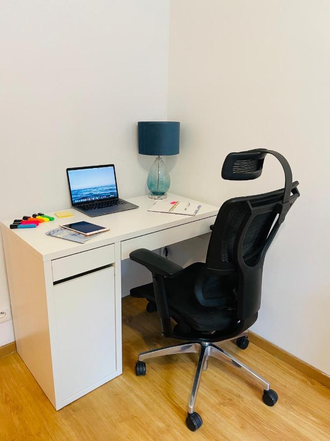 Luxury 4-Bedroom Apartment In Centre - Self-Check In & Fast Wifi Warsaw Exterior photo